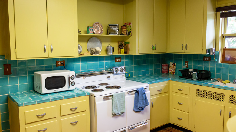 Sarı dolap ve mavi karo sayaçlı mutfak