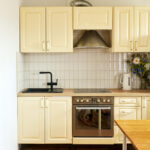 Modaya uygun tereyağı sarı dolapları ile eşleştirmek için 17 mükemmel boya rengi kombinasyonu