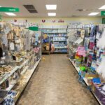 Dolar ağacı ahşap dübelleri basit bir DIY ile en şirin ekran rafına çevirin