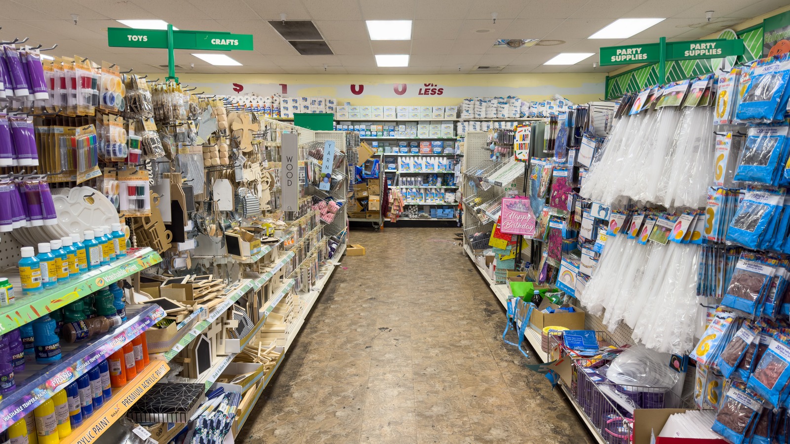 Dolar ağacı ahşap dübelleri basit bir DIY ile en şirin ekran rafına çevirin