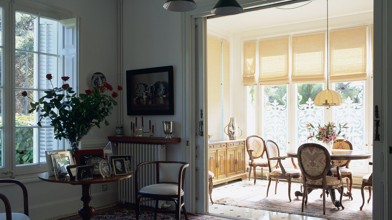 Mavi gri duvarları ve aynı mavi gri süslemeli bir oda