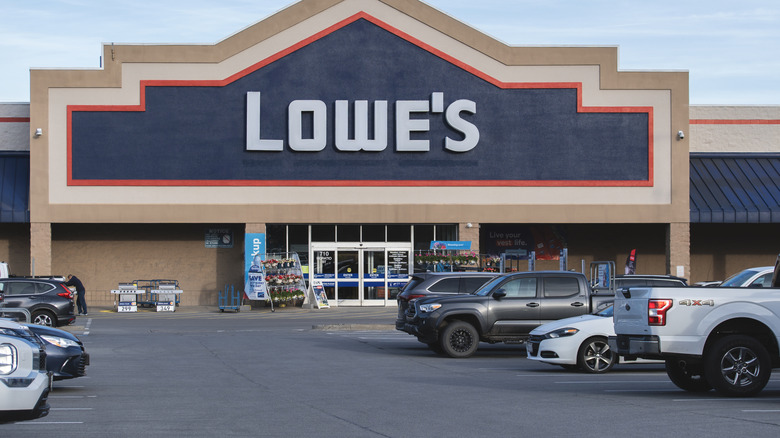 Lowe'nin otoparkının ön tarafında.