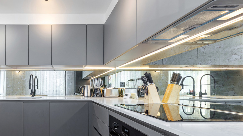 Cam panel backsplash ile modern mutfak.