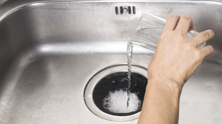 Kabartma tozu ile çöp bertarafına sirkeyi dökmek