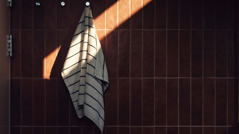 Kahverengi metro karo backsplash