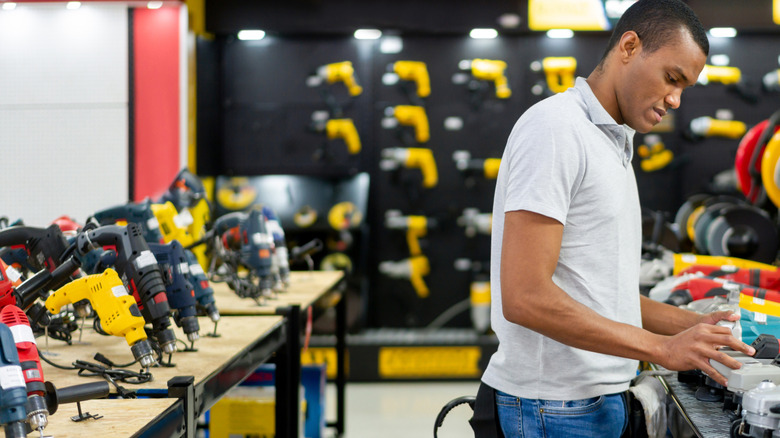 Bir inşaat mağazasında alışveriş yapan bir adam