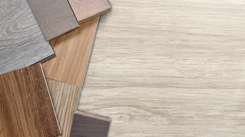 Parke taklit eden farklı renkli vinil döşeme tahtası seçeneklerinin yakından