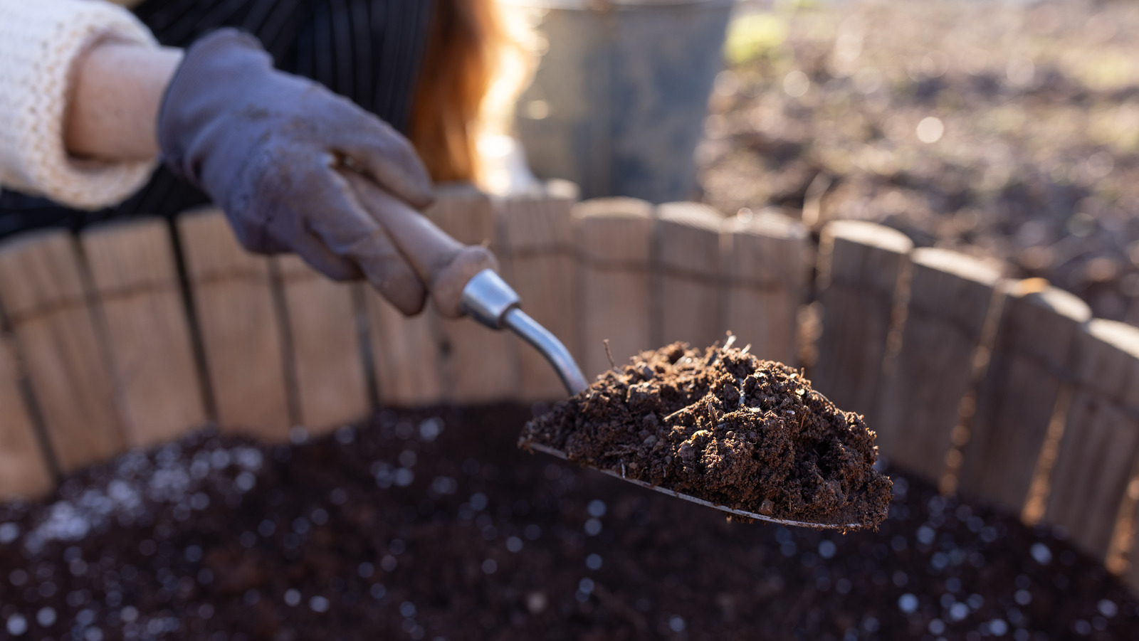 Yükseltilmiş bahçe yatağınızın dilendirdiği toprak DIY