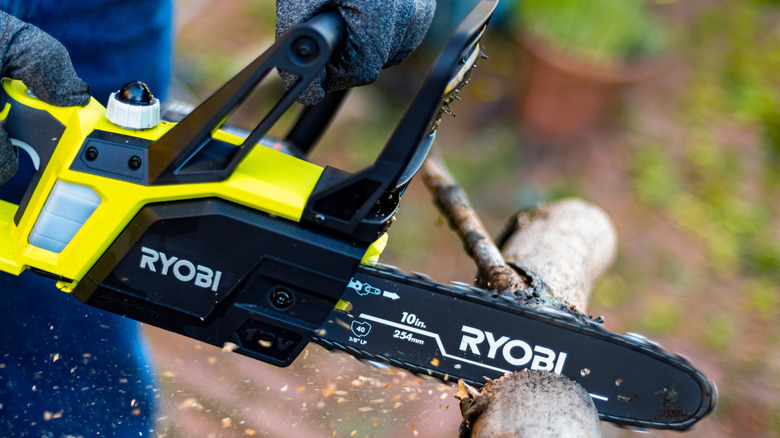 Ryobi testere kullanan kişi