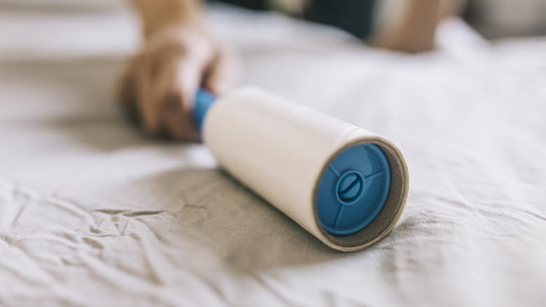 Bir giysinin üzerine yuvarlanan bir tiftik silindirin closeup