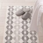 Banyo kilimlerini temizleyen çamaşır odası zımbası bir esinti