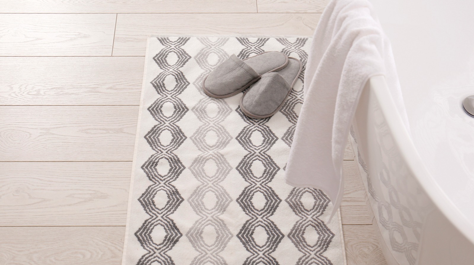 Banyo kilimlerini temizleyen çamaşır odası zımbası bir esinti