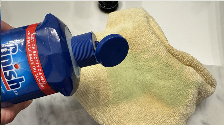 Mikrofiber bez üzerine dökülen durulama yardımı