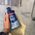 Bu durulama yardım hack'inin cam duş kapılarını temizlemesi gerekiyor. Teste koyduk