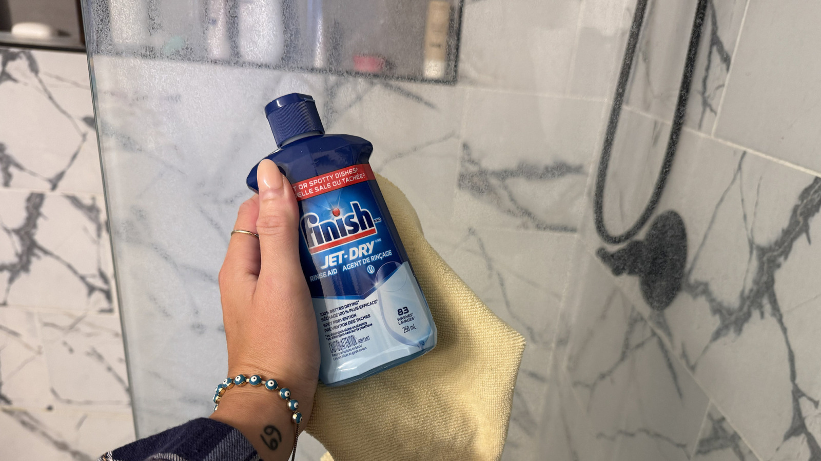 Bu durulama yardım hack'inin cam duş kapılarını temizlemesi gerekiyor. Teste koyduk