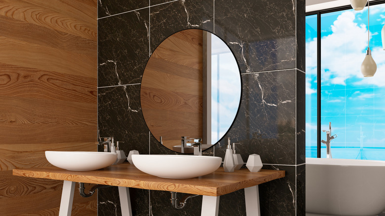 Bir banyo tasarımına dahil edilen siyah mermer vurgu duvarı