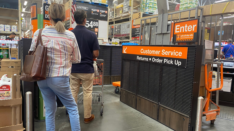 Home Depot'ta sipariş almak için sırada bekleyen insanlar