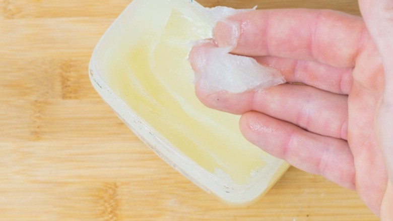 Bir kaptan el toplama petrol jöle.