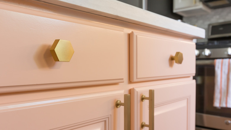 Altın donanımlı pembe mutfak dolabı