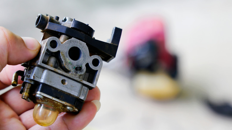 Karbüratör tutan kişi