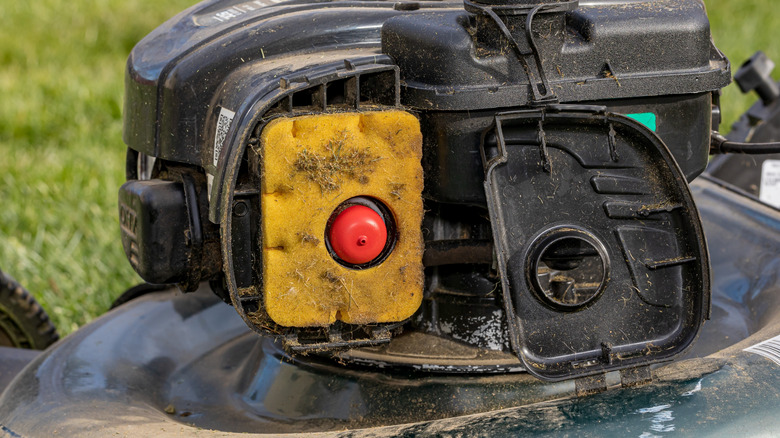 Bir çim biçme makinesinde kirli hava filtresi