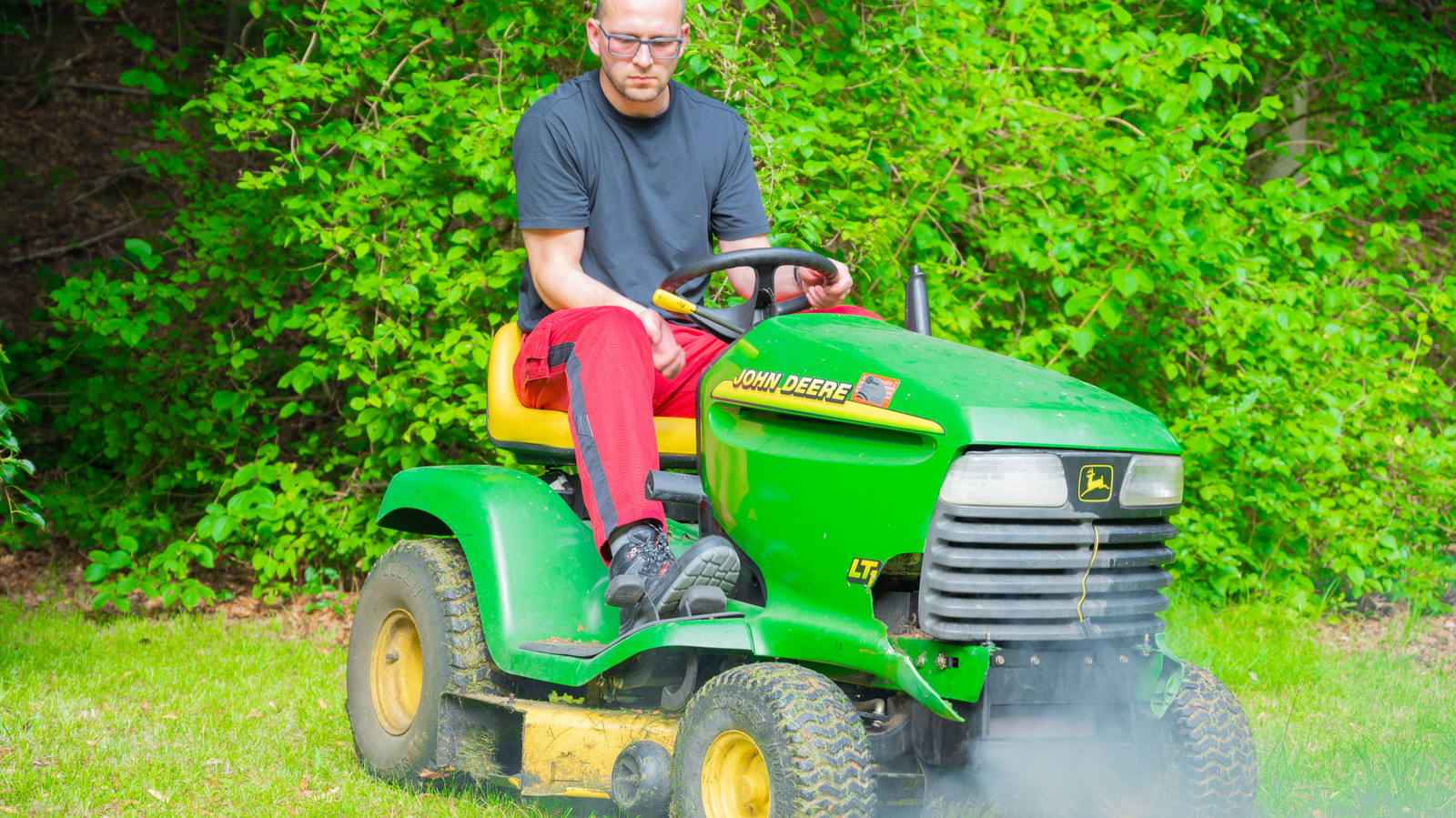 Çim biçme makinenizin gerçek nedeni ölmeye devam etmesinin (ve nasıl düzeltileceğinin)