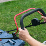 Çim biçme makinenizdeki kefalet çubuğu sapını onarmak için en iyi yöntem