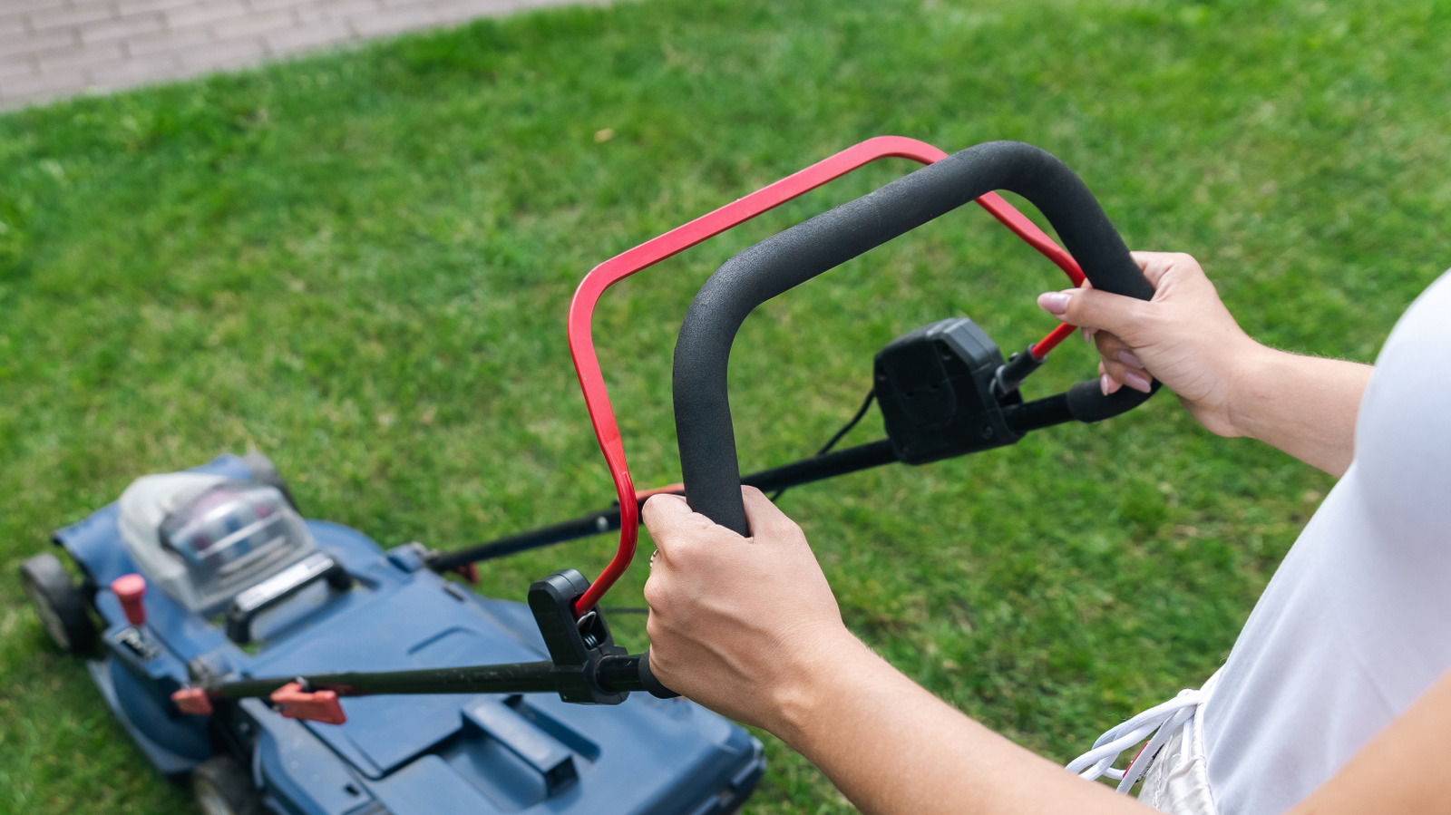 Çim biçme makinenizdeki kefalet çubuğu sapını onarmak için en iyi yöntem