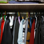 Bir parlak askı hack ile dolabınızda ekstra depolama oluşturun