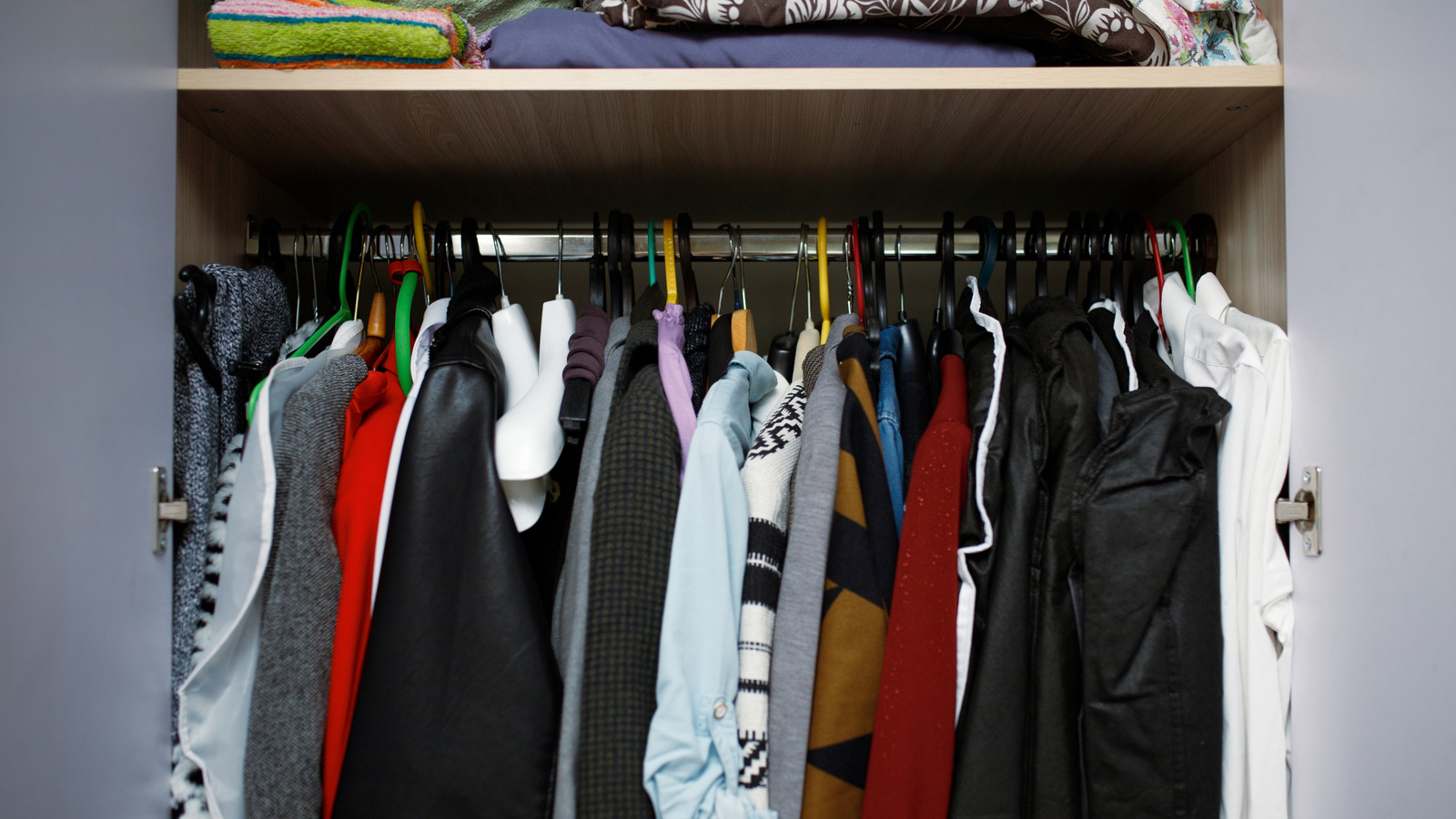 Bir parlak askı hack ile dolabınızda ekstra depolama oluşturun