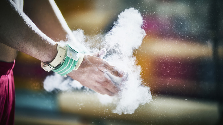 Pudra tebeşir, bir çift el arasında çırpıldığında bir buluta dağılır.