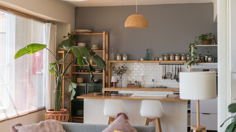 Üst dolapları olmayan modern mutfak