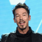 David Bromstad, küçük bir mutfakta üst dolapları atmak için sağlam bir kasa yapar