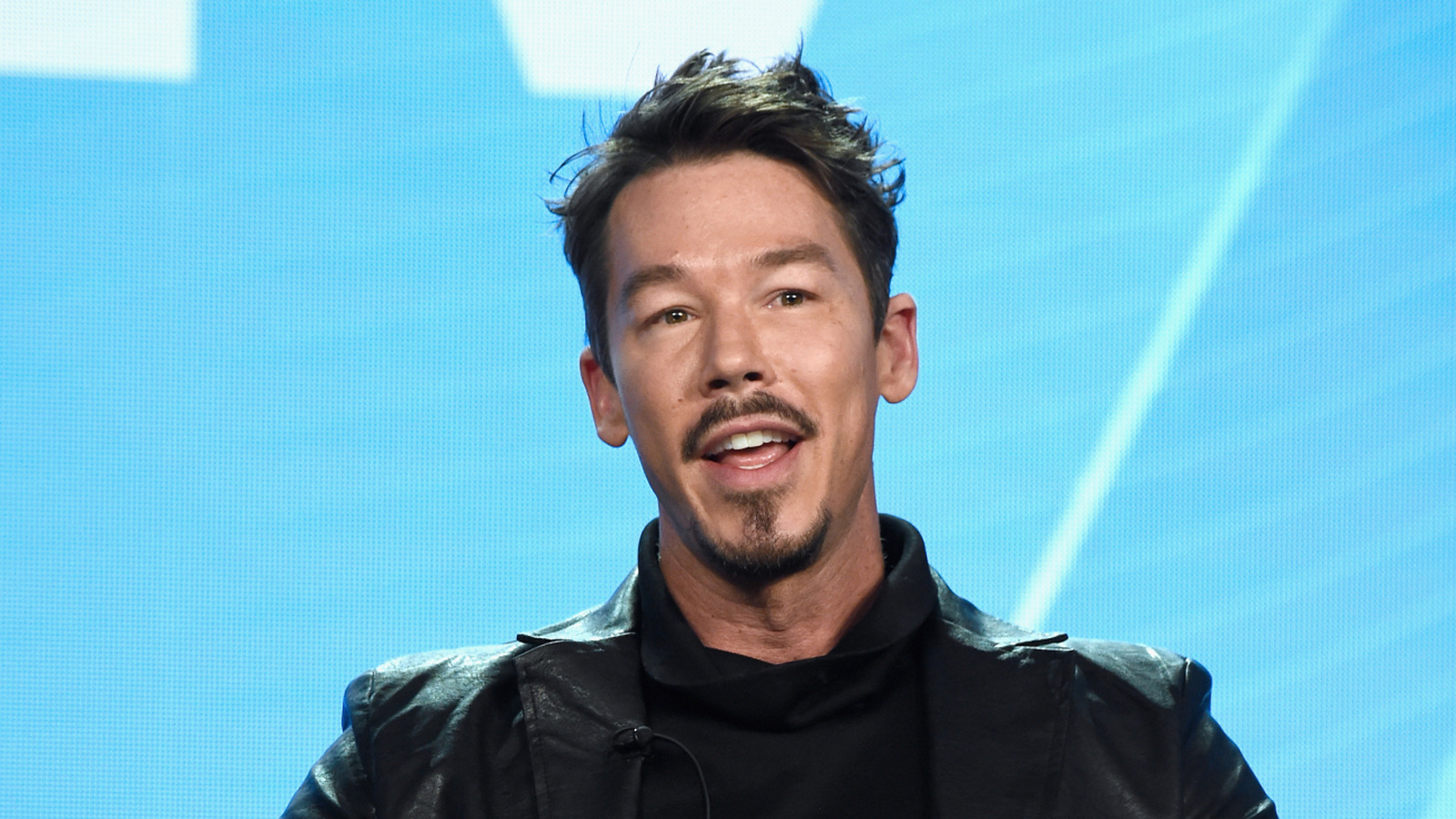 David Bromstad, küçük bir mutfakta üst dolapları atmak için sağlam bir kasa yapar