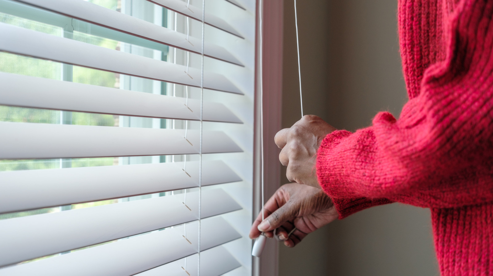 Bu kolay hack, pencere panjurlarınızdaki tozu hızlı temizler