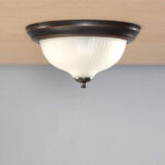 Şık bir geri dönüş yapan modası geçmiş ışık fikstürü