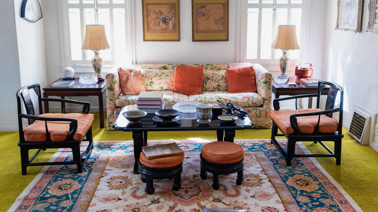 Çiçek antika halı ile maksimalist oda