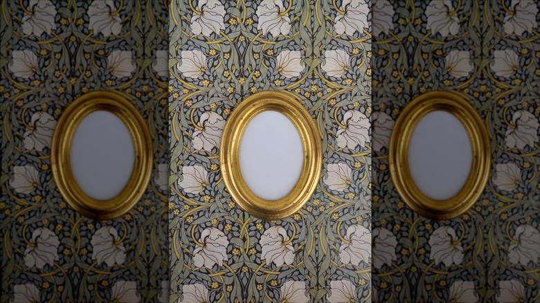 Çiçek duvar kağıdında altın çerçeve