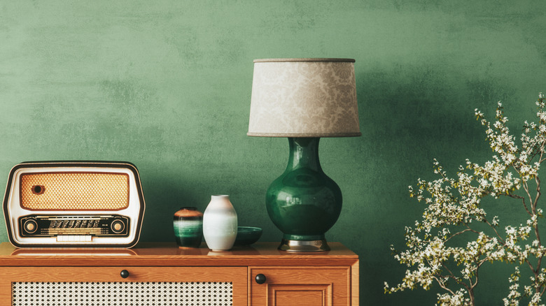 Radyo ile konsolda yeşil vintage lamba