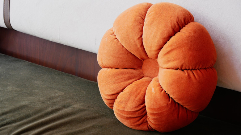 turuncu kadife vintage yuvarlak yastık