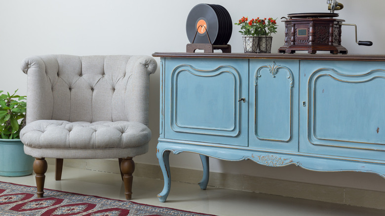 mavi antika büfe ve sandalye