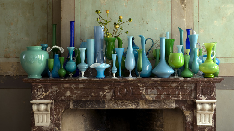 mantel üzerinde mavi ve yeşil cam eşya