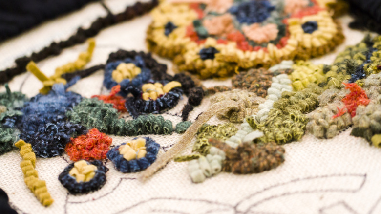 kumaş üzerinde çiçek nakış