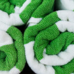 Depolama alanı tasarrufu sağlayan plaj havlularını katlamak için en iyi hack