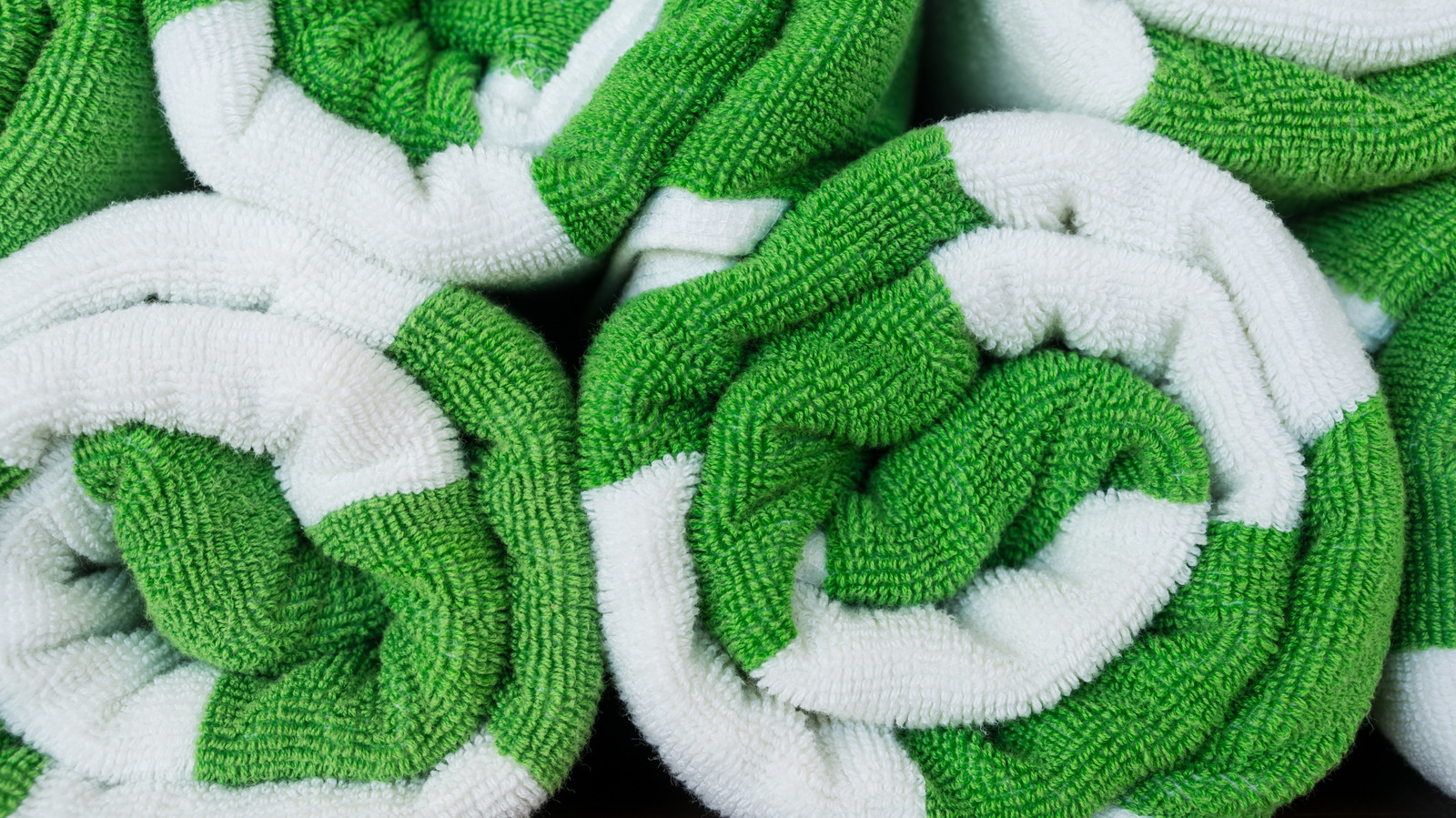 Depolama alanı tasarrufu sağlayan plaj havlularını katlamak için en iyi hack