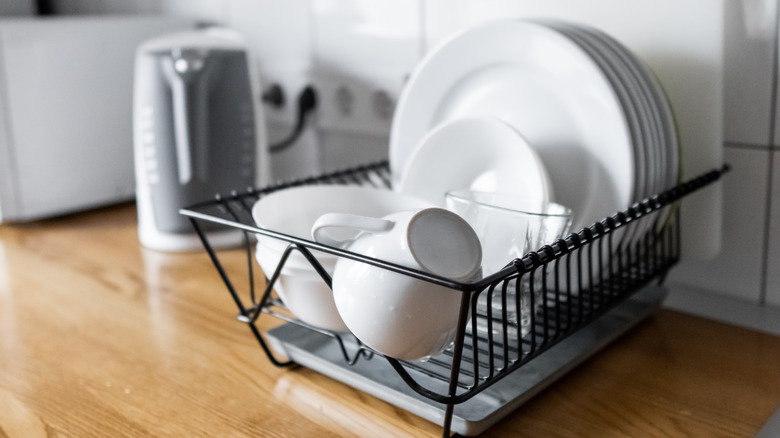 Bir tabak kurutma rafı altında metal bir damla tepsisi.