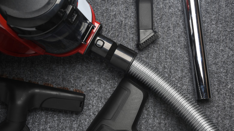 Bir zeminde elektrikli süpürge ve çeşitli ekler