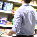 Uygun fiyatlı bir ağaç oyuncak kullanarak DIY yapabileceğiniz çarpıcı ışık dekoru