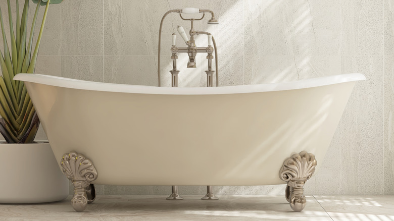 Beyaz sırılsıklam küvet gümüş ayakları yakın