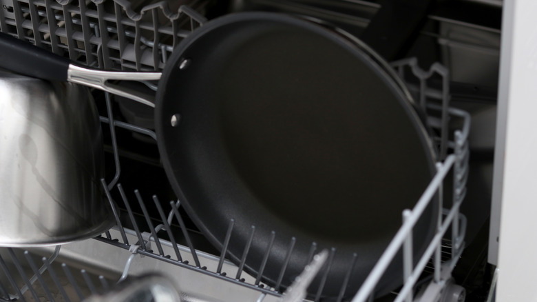 Bulaşık makinesinde siyah yapışmaz tava.